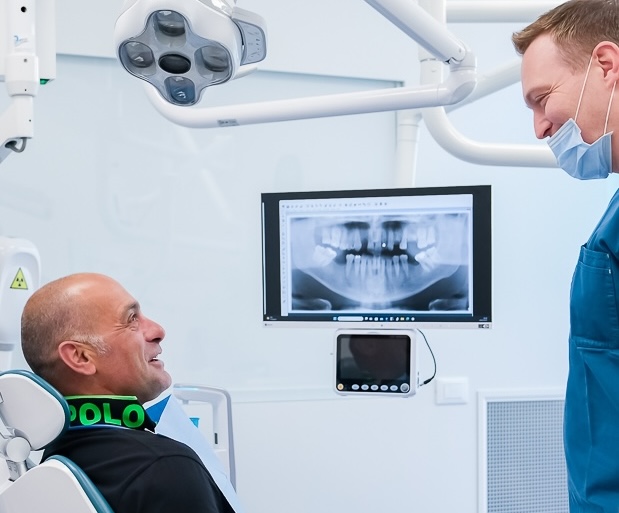 Controllo per individuare una carie tra i denti